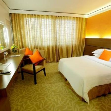 The Royal Mandaya Hotel Davao Екстер'єр фото