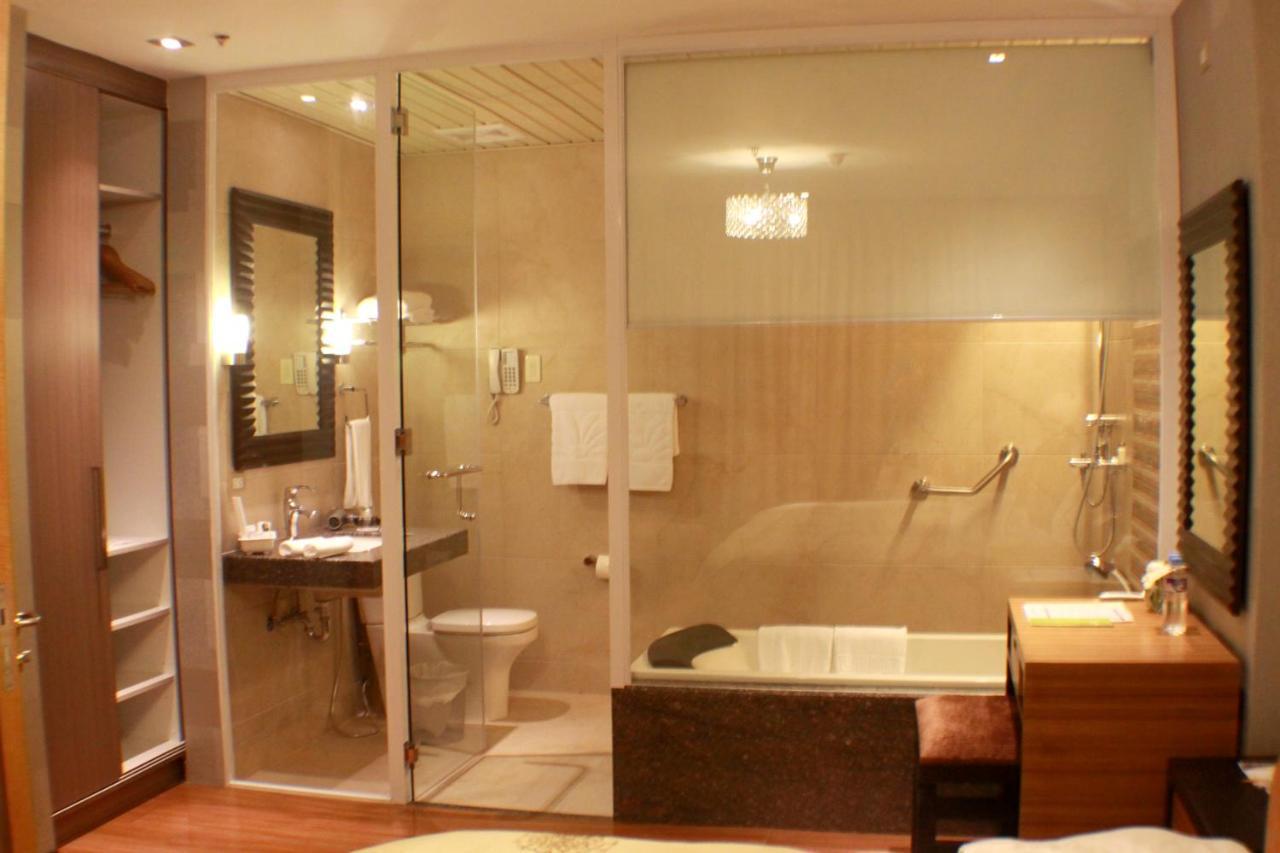 The Royal Mandaya Hotel Davao Екстер'єр фото