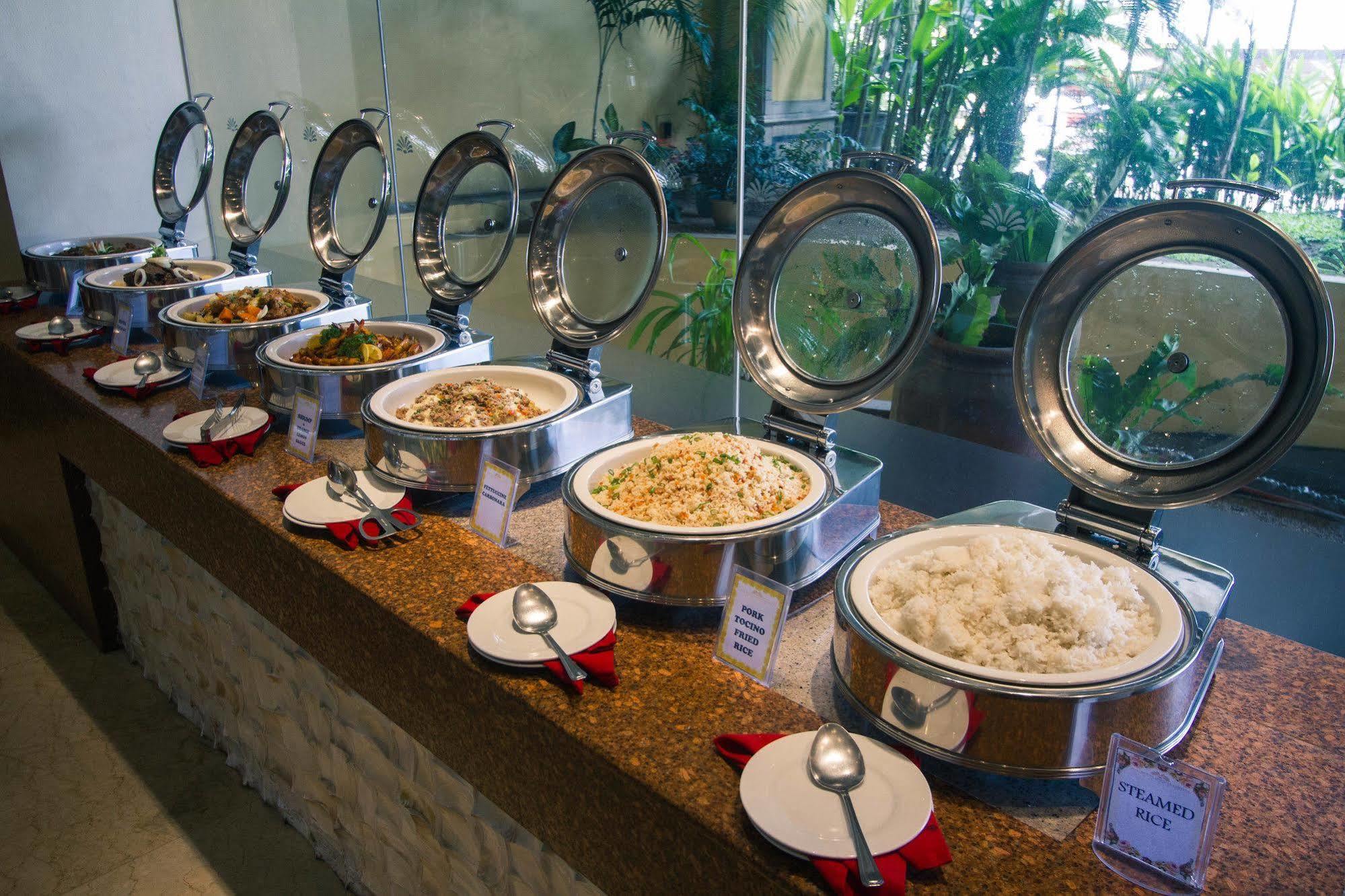 The Royal Mandaya Hotel Davao Екстер'єр фото