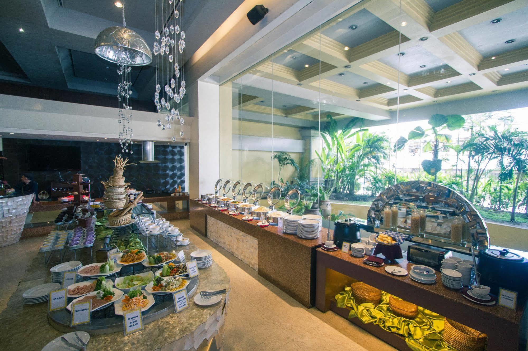 The Royal Mandaya Hotel Davao Екстер'єр фото