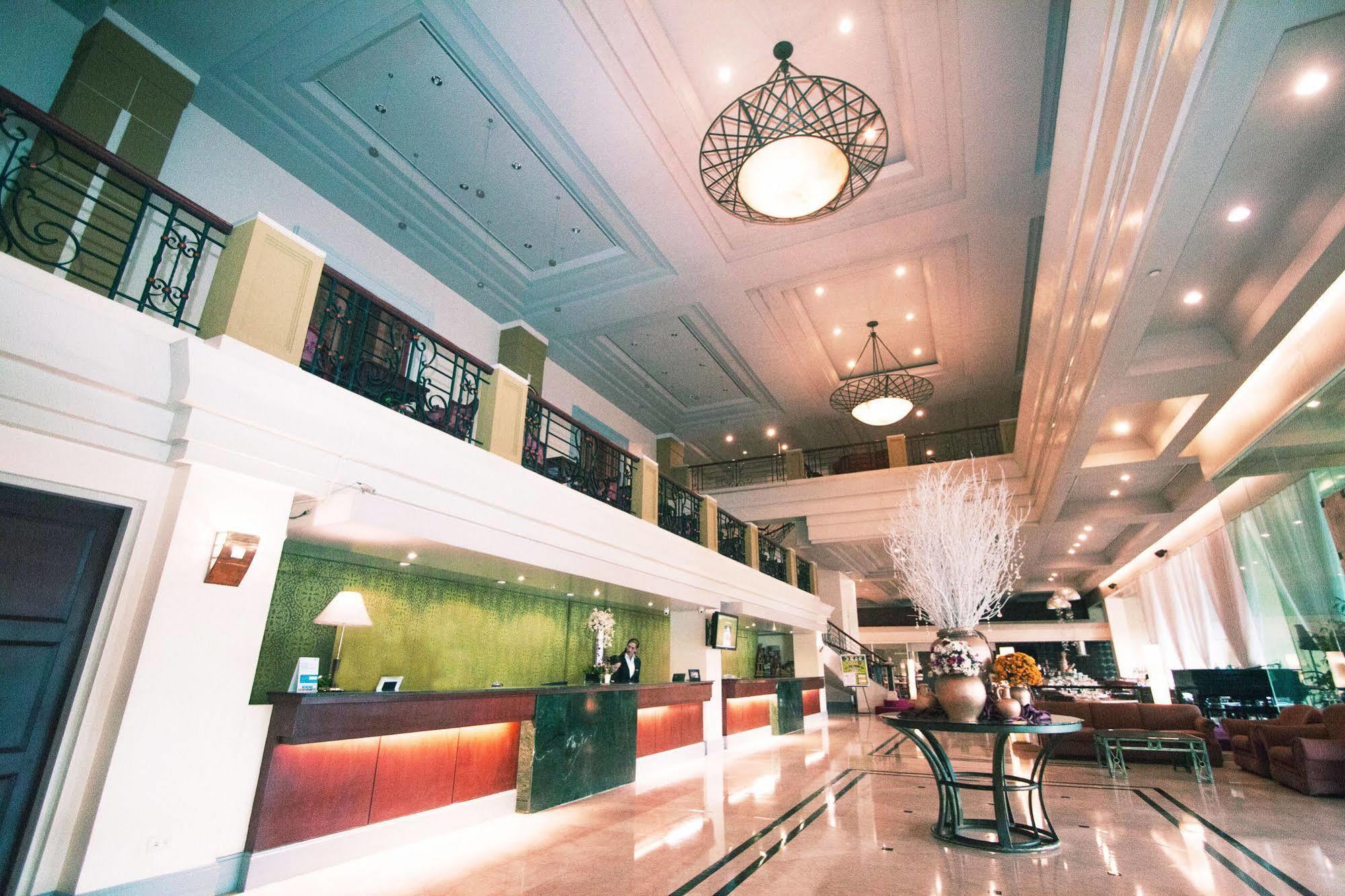 The Royal Mandaya Hotel Davao Екстер'єр фото