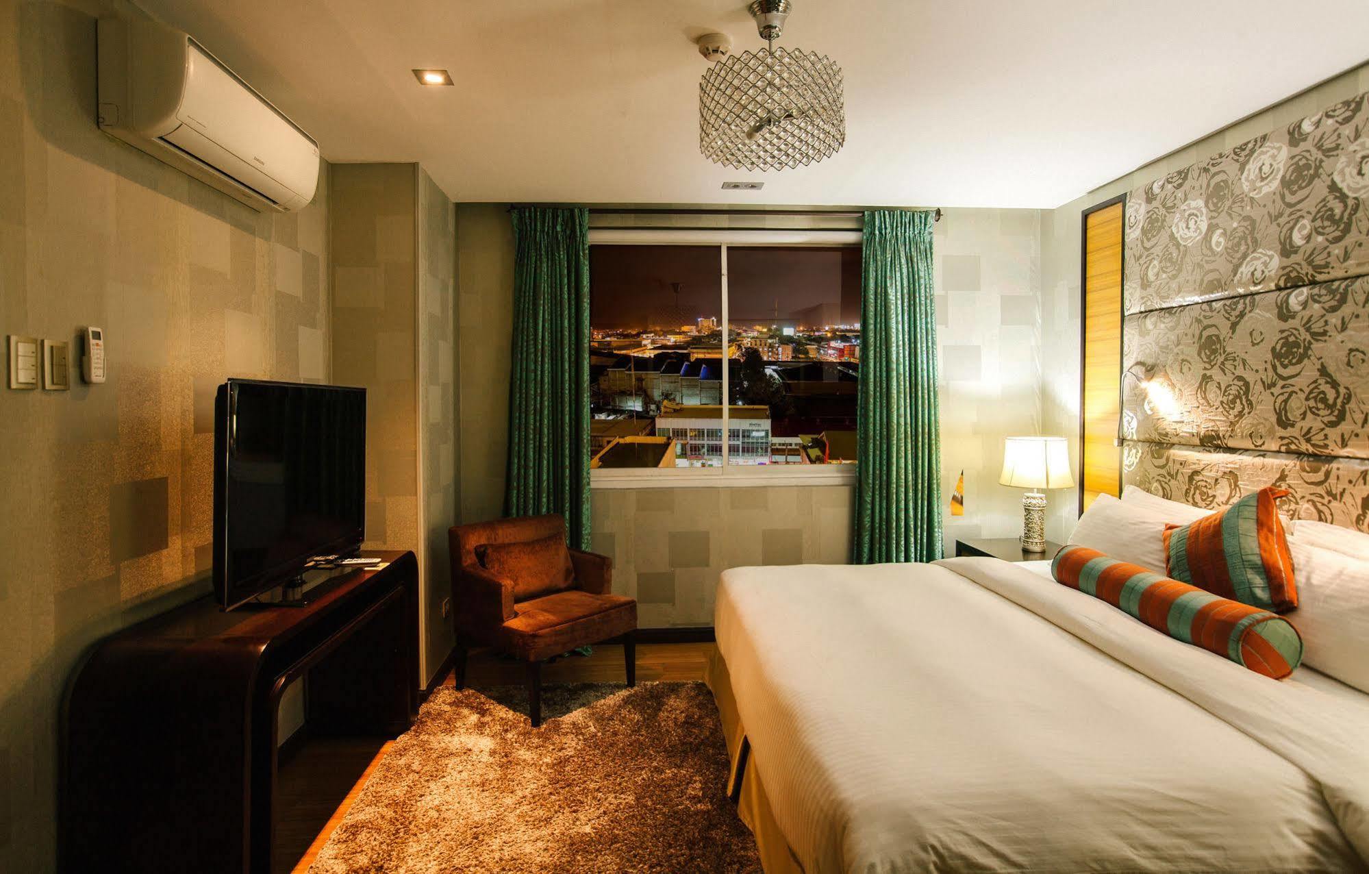 The Royal Mandaya Hotel Davao Екстер'єр фото