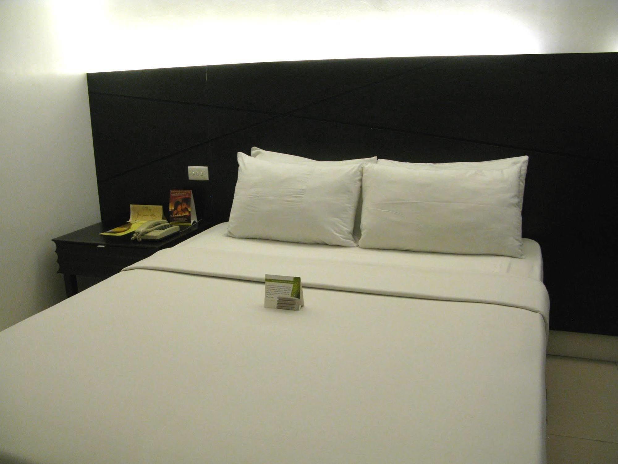The Royal Mandaya Hotel Davao Екстер'єр фото