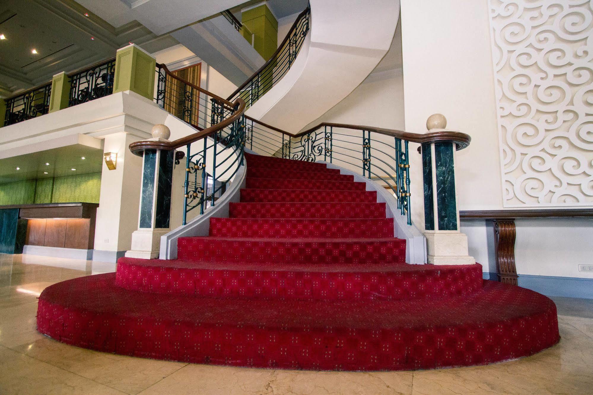The Royal Mandaya Hotel Davao Екстер'єр фото