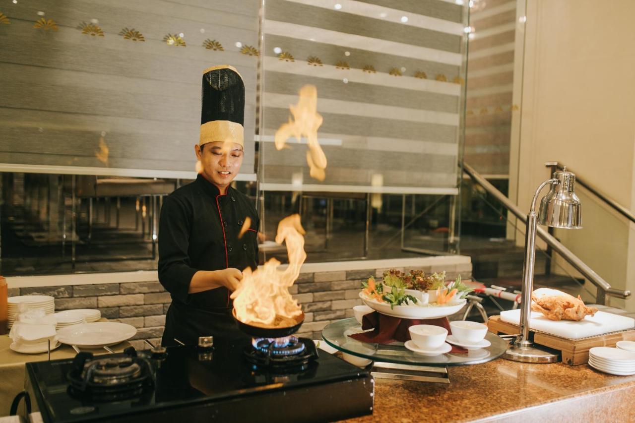 The Royal Mandaya Hotel Davao Екстер'єр фото