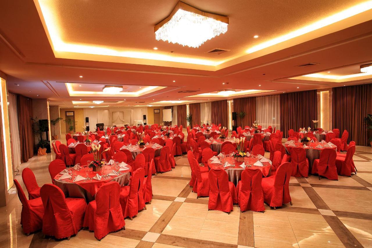 The Royal Mandaya Hotel Davao Екстер'єр фото