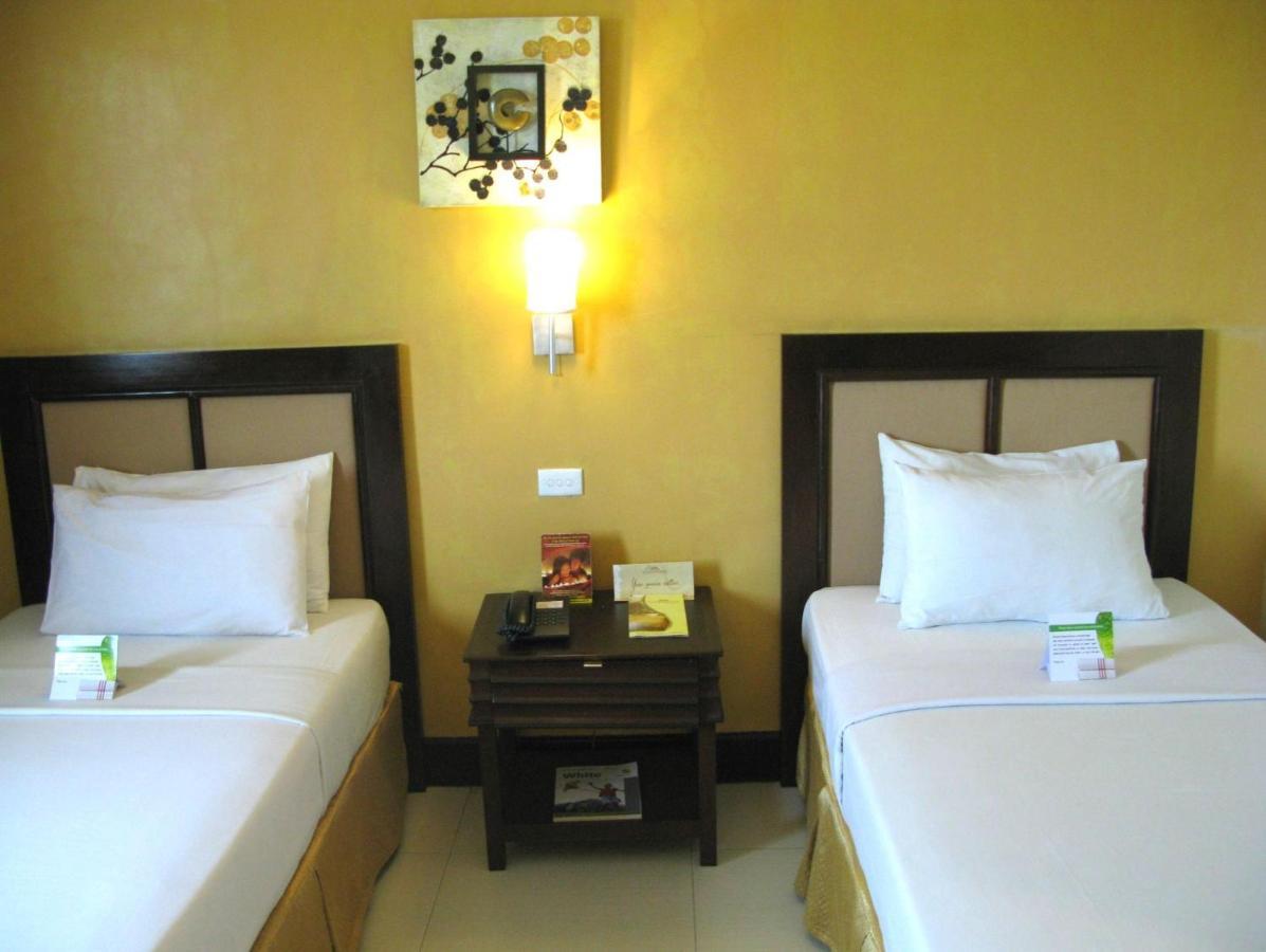 The Royal Mandaya Hotel Davao Екстер'єр фото