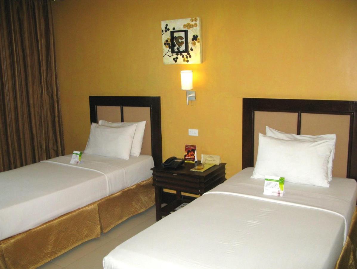 The Royal Mandaya Hotel Davao Екстер'єр фото