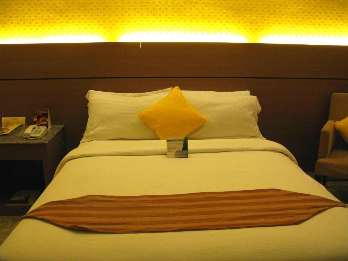The Royal Mandaya Hotel Davao Екстер'єр фото