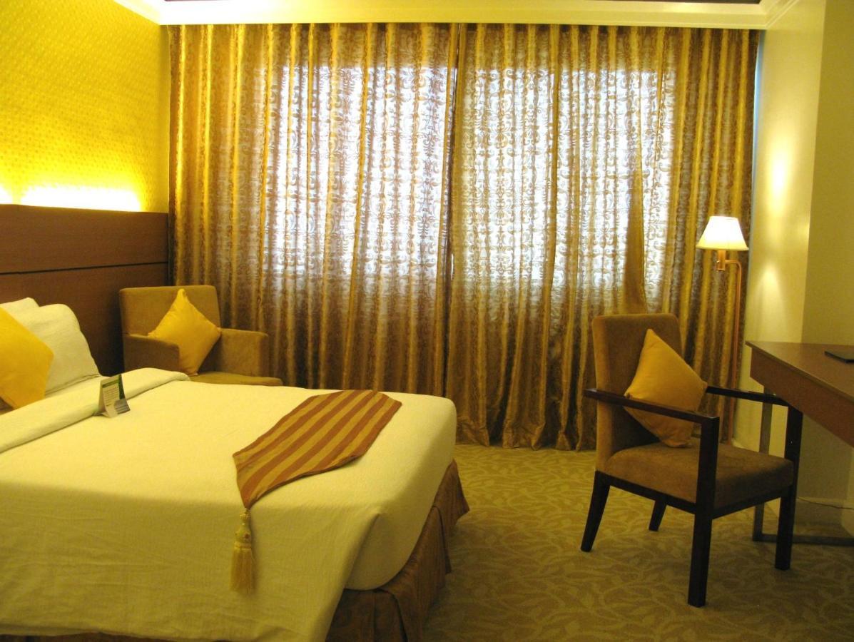 The Royal Mandaya Hotel Davao Екстер'єр фото